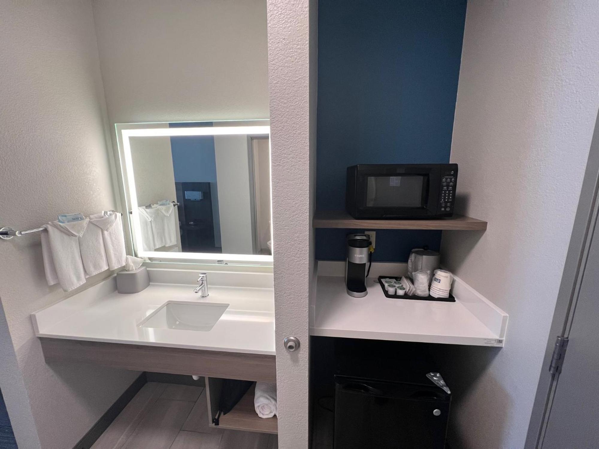 Holiday Inn Express - Wichita North - Park City By Ihg 외부 사진